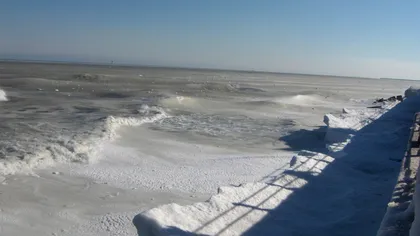 Convoi de barje blocat în gheaţă pe Canalul Dunăre-Marea Neagră