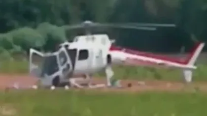 Imagini incredibile. Un elicopter s-a rupt în bucăţi, după aterizare VIDEO