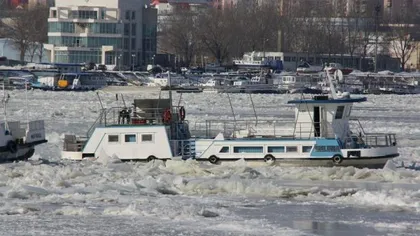 Traficul fluvial, blocat pe mai multe căi din cauza podurilor de gheaţă