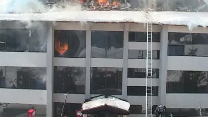 Incendiu puternic la un hotel din staţiunea Rânca VIDEO