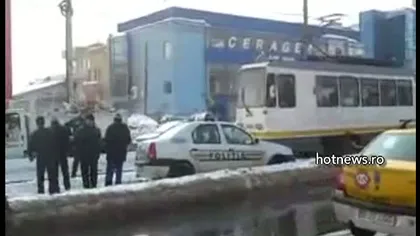 Maşină de poliţie, blocată pe linia de tramvai în Capitală, după ce a vrut să depăşească coloana