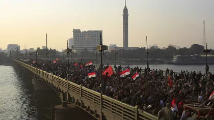 Egipt: Protestatarii se bat cu forţele de ordine în Cairo, în urma tragediei din Port Said VIDEO