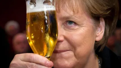 GAFA UNUI CHELNER: Duş cu bere rece pentru Angela Merkel VIDEO