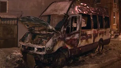 Un microbuz de călători a luat foc în Bucureşti VIDEO