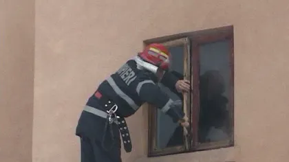 Pompierii din Târgu-Jiu au escaladat casa unei bătrâne care rămăsese blocată în locuinţă VIDEO