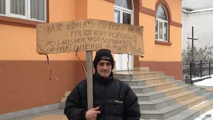 Protestatarul singuratic din Baia de Arieş s-a dus să deszăpezească singur Buzăul