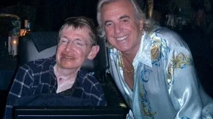 Celbrul fizician britanic paraplegic Stephen Hawking frecventa dansatoare la bară