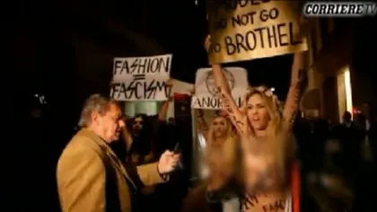 Activistele de la Femen au organizat un protest topless la o prezentare a casei Versace VIDEO