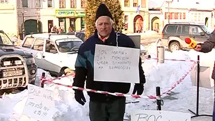 SOLITAR. Un pensionar din Cisnădie iese în stradă de unul singur, de trei săptămâni VIDEO
