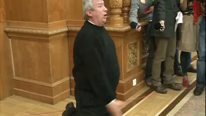 Fost deţinut politic, în genunchi la Parlament, implorându-i pe aleşi VIDEO