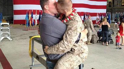 Ziua în imagini. Primul sărut de întoarcere acasă dintre un soldat american şi partenerul său FOTO