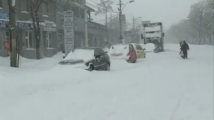 Buzăul, îngropat în zăpadă. Sute de maşini au rămas blocate în Râmnicu Sărat VIDEO
