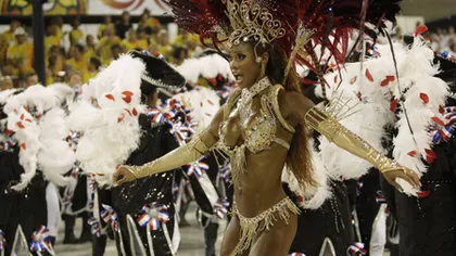 Patru carnavaluri în februarie, în lume. Organizatorii atrag cu măşti, brânză, hamsii sau femei