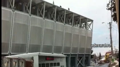 Muncitorii care deszăpezesc stadionul din Ploieşti pun în pericol viaţa trecătorilor VIDEO