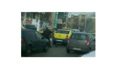 Un taximetrist şi un pieton s-au luat la bătaie în mijlocul străzii la Craiova VIDEO