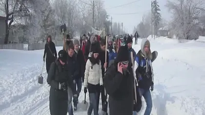 Voluntari veniţi la deszăpezit, alungaţi de primar pe motiv că vor să facă miting anti-Băsescu VIDEO