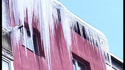 O femeie din Gorj a ajuns la spital după ce zăpada de pe un acoperiş a căzut peste ea
