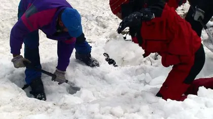 Au căzut cu snowmobilul într-o râpă adâncă de aproximativ 10 metri. Doi tineri sunt în stare gravă