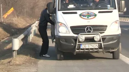Autostopiştii de pe Autostrada Bucureşti-Piteşti, amendaţi de poliţişti VIDEO