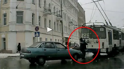 ŞOCANT: Şoferul unui troleibuz, lovit de o şoferiţă neatentă din Rusia VIDEO