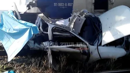 Maşină spulberată de un tren la Iaşi. Părinţi şi copil, morţi în accident VIDEO