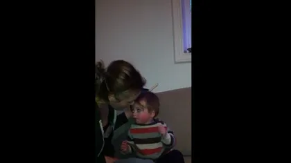 Alicia Silverstone îşi hrăneşte bebeluşul cu gura, ca păsările VIDEO