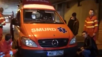 Ca la noi, la nimeni. O ambulanţă s-a înţepenit într-un pasaj prost renovat VIDEO