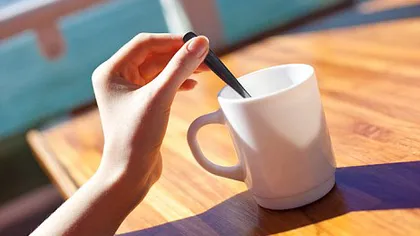 Scapă de furie amestecând în ceaşca de ceai sau de cafea cu mâna stângă