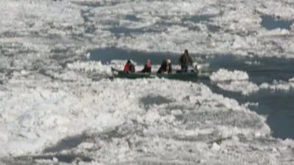 Şase persoane, blocate între sloiuri în timp ce traversau Dunărea cu barca VIDEO