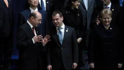 Preşedintele Băsescu, de vorbă cu Medvedev la fotografia de grup de la Seul