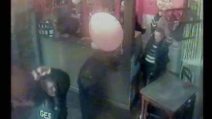 Violenţă fără margini într-un bar din Bârlad. Bătaie cu scaune pentru o ospătăriţă VIDEO