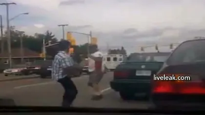 Doi şoferi s-au bătut crunt în trafic, apoi şi-au dat mâna şi au plecat VIDEO