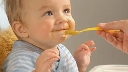 Alimentaţia bebeluşilor: Patru lucruri pe care trebuie să le ştii despre începerea diversificării