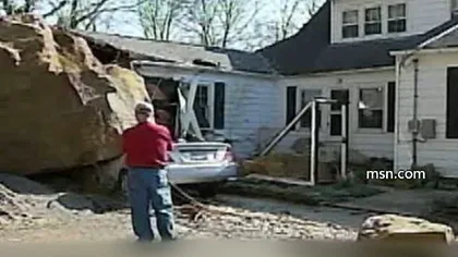 Bolovan uriaş, prăbuşit peste o casă şi două maşini VIDEO