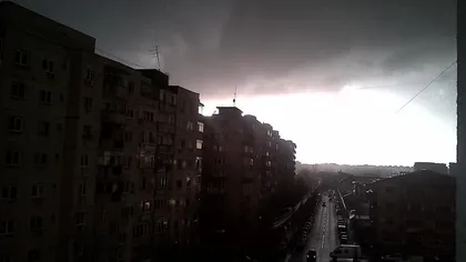 Capriciile primăverii în Capitală: Furtuna, în imagini spectaculoase GALERIE FOTO VIDEO