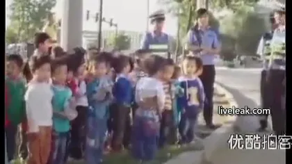 66 de copii, înghesuiţi într-o dubă de opt locuri VIDEO