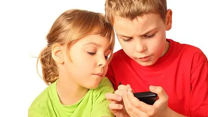 De ce să-i permiţi copilului să folosească smartphone. Vezi ce ar putea învăţa