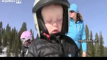 Un băieţel adoarme din picioare pe schiuri VIDEO