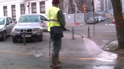 Bucureştiul se primeneşte. Firmele de curăţenie spală trotuarele şi gardurile VIDEO