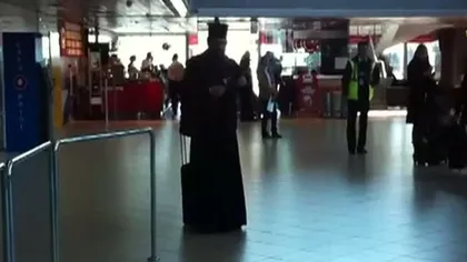 Un bărbat îmbrăcat în preot a înjurat ca la uşa cortului pe Aeroportul Otopeni VIDEO