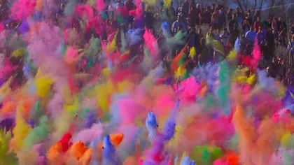 Spectacol extraordinar în India: bătăi cu pudră şi culori incredibile VIDEO
