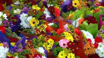 Florile, cadoul perfect. Bărbaţii au invadat cu noaptea-n cap florăriile din Bucureşti VIDEO