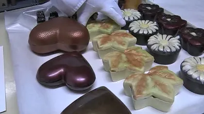 Cadouri inedite de Ziua Femeii: Flori de ciocolată pentru doamnele din Sibiu VIDEO