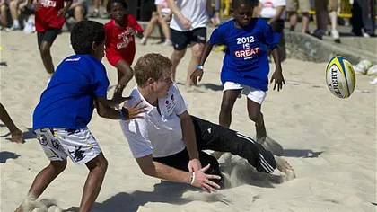 Prinţul Harry a jucat rugby şi volei pe plajă, în Brazilia VIDEO