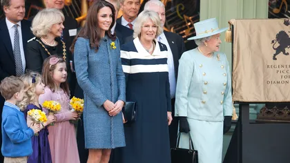 Trio regal, la plimbare: Regina Marii Britanii, alături de Camilla şi de Kate, prin Londra FOTO