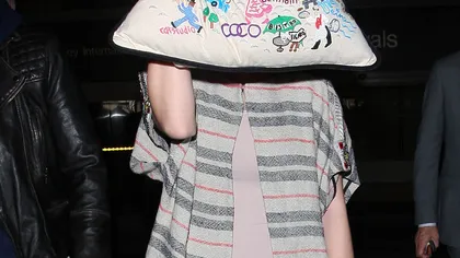 Katy Perry, cu dopuri în urechi şi perna pe faţă, în aeroport FOTO