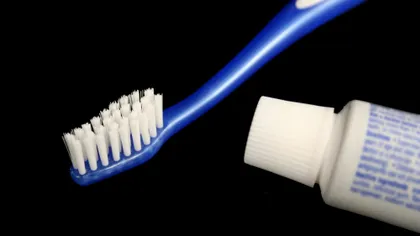 Cum te poţi spăla pe dinţi fără să foloseşti apa