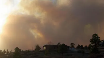 Incendiu de proporţii în America. Doi oameni au murit, 900 de familii evacuate VIDEO