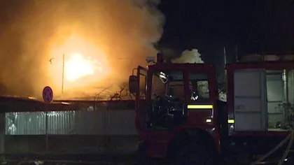 Incendiu în cartierul Ferentari: O casă a luat foc, iar flăcările s-au extins la alte trei clădiri
