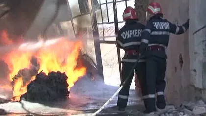 Un depozit de deşeuri din Vâlcea a ars din temelii VIDEO